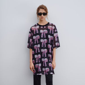 เสื้อยืดแขนสั้นผู้หญิงหลวมๆ ลายผีเสื้อ ทรงหลวมๆ ฤดูร้อน ปี 2025 ดีไซน์ขากลาง แขนสั้น คอตั้ง เสื้อผ้าทำงาน