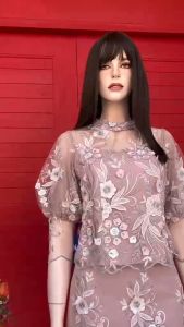 เสื้อลูกไม้ดีไซน์เรียบหรูจับคู่กระโปรงหางปลา และเป็นแขนสามส่วน ที่จะเน้นปักลูปไม้ ตรงหางปลาให้มีความโดดเด่นไม่เหมือนใคร เพิ่มความอ่อนหวานด้วยลวดลายปักสุดประณีต