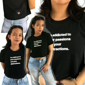 Kelebihan dan Variasi Kaos Crop Top Hitam Putih