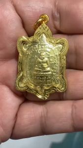 K551 เต่าหลวงปู่หลิว พญาเต่าเรือน หลวงปู่หลิว วัดไร่แตงทอง สีทอง หลังยันต์ ปี 2538 กรอบพระทองไมครอน