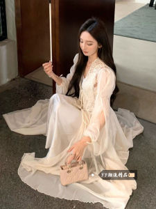 Lace Splicing Long Sleeve V-Neck Dress Womens Winter French Gentle Waist Cinching Long Skirt Two-Piece Set Casual Style Bubble Sleeve