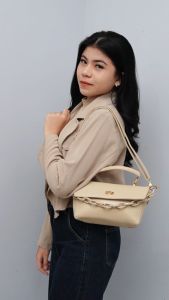 **Tas Wanita Stylish MOCO Fashion Tas Hand Bag Trapesium Kunci Emas**