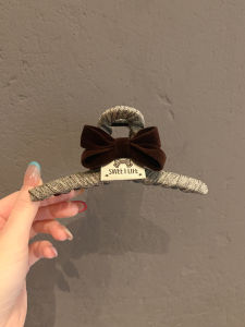 Retro Velvet Hair Claw Clip Womens 2025 New High-End Shark Clamp Back of Head Hair Accessories Butterfly Knot Universal Style