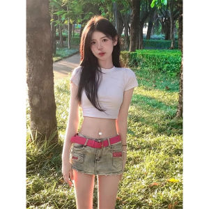 เสื้อยืดคอกลมแขนสั้นทรงเข้ารูปเอวสูงสำหรับผู้หญิงในช่วงฤดูร้อน ทรงเข้ารูป ทรงเข้ารูป แขนสั้น สีพื้น ทรงลำลอง