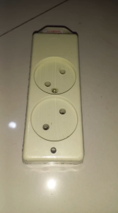 stop kontak 2 lubang gepeng DEXICON terminal kuningan-S1