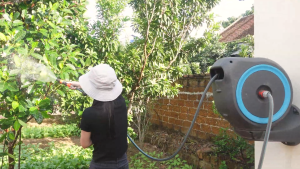 Bộ vòi tưới gắn tường cuộn tự động 20M Gardena 18610-20