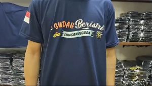 BAJU KAOS DISTRO SUDAH BERISTRI JANGGAN DIGODA