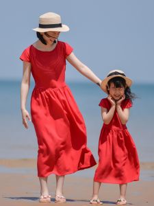 ชุดเดรสแม่และลูกสีแดง ชุดเดรสยาวปานกลางแขนสั้น ทรงหลวม ผ้าฝ้ายผสมโพลีเอสเตอร์ ระบายอากาศได้ดี ป้องกันแสงแดด สำหรับเด็กผู้หญิง