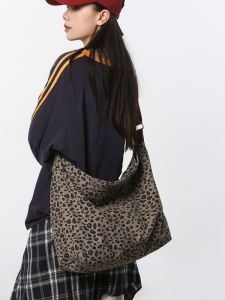 2025 New Womens Tote Bag Leopard Print Canvas Crossbody Handbag Versatile Shoulder Bag for College Students Casual Style