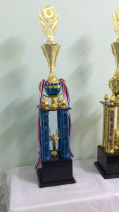 ถ้วยรางวัล 4 เสา สูง 80 ซม.เป็นอย่างน้อย เปลี่ยนหัวด้านบนฟรี ริบบิ้นฟรี ทำป้ายฟรี แจ้งทางแชท