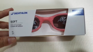 NABAIJI Soft100 แว่นตาว่ายน้ำเด็ก ชนิดเลนส์ใสรุ่น S สายปรับระดับได้ เลนด์กันแสง UV น้ำไม่ซึมผ่านเข้าแว่นตาด้วย ข้อต่อชนิดอ่อน