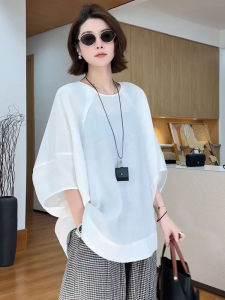 YUFUQING | เสื้อเชิ้ตแขนสั้นผ้าโพลีเอสเตอร์สีขาวสไตล์ฝรั่งเศสสำหรับผู้หญิงในช่วงฤดูร้อนปี 2025 ทรงหลวม ดีไซน์หลังเปิด เสื้อเชิ้ตคอกลม