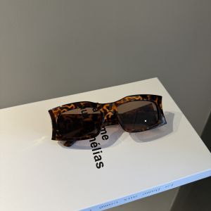 แว่นกันแดดป้องกันรังสียูวีกรอบสี่เหลี่ยมสีดํามีสไตล์สําหรับผู้ชายและผู้หญิงโดย PATTYKOU