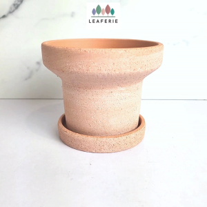 The Leaferie Yara plant pots. Terracotta flowerpot . flowerpots . flower pot . planter . planters . Flowers