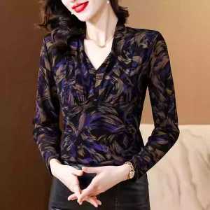 เสื้อยืดคอวีผ้าไหมใหม่ฤดูใบไม้ร่วงและฤดูหนาวสำหรับผู้ชาย แขนยาว เสื้อชั้นในทรงเข้ารูป ผ้าตาข่ายยืดหยุ่น แฟชั่นสำหรับผู้ชาย