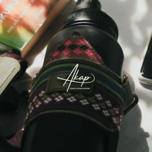 AKAP Botella 1.0 in Mud | Vegan Leather Reversible Water Tumbler Carrier