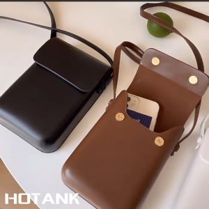 🚚 การจัดส่งในประเทศไทย- กระเป๋าสะพายข้างผู้หญิง กระเป๋าสะพายข้าง กระเป๋าใส่โทรศัพท์มือถือ สีทึบ แนวตั้ง แฟชั่นสไตล์ใหม่ กระเป๋าสีลูกกวาด