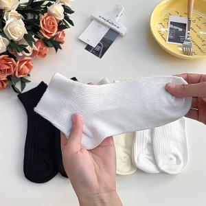 CEEKEY ถุงเท้าเด็กสไตล์ใหม่สีทึบสุภาพสตรีเรือถุงเท้าสีดำและสีขาว ถุงเท้าสตรีระบายอากาศแบบแถบหนาสำหรับฤดูร้อนดูดซับเหงื่อ