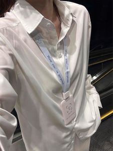 เสื้อเชิ้ตแขนยาวสีขาวสำหรับผู้ชาย ทรงหลวม ผ้าโพลีเอสเตอร์ ใส่ไปทำงานได้ ทรงปกติ ดูดี ใส่สบาย ระบายอากาศได้ดี