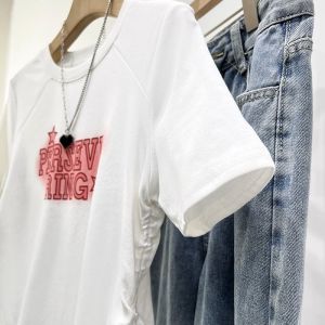 เสื้อยืดแขนสั้นทรงเข้ารูปสไตล์อเมริกันย้อนยุคสำหรับผู้หญิงในช่วงฤดูร้อน เสื้อลำลองที่สวมใส่สบายและมีสไตล์