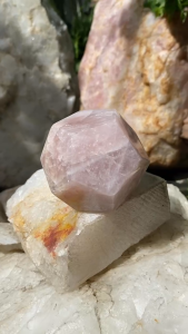 SỞ HỮU NGAY! Đá Thạch Anh Hồng 12 Mặt (QC1411) - Tăng Sức Hút Cá Nhân Viên Mãn Hạnh Phúc Gia Đình!