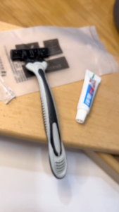 Disposable Hotel Homestay Travel 2 In 1 Shaving Razor Kit Pencukur Misai Individual Packing