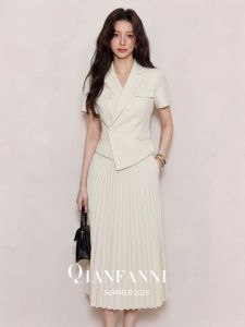 QFN | Elegant & Slim Two-Piece Set With Short Sleeves Blazer Collar And Pleated Skirt