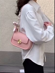 พร้อมส่ง กระเป๋าสะพายข้างสวยๆ ทรงน่ารักแต่งสายสะพาย(สามารถถอดออกได้) มี 2 สายให้เลือกตามความชอบ เรียบหรูดูดี