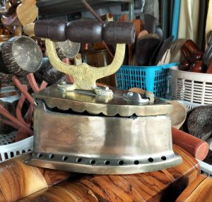 ้เตารีดถ่าน เตารีดโบราณ  เตารีดทองเหลือง  ใช้งานได้จรีง