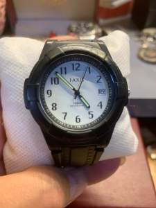Đồng hồ nam hiệu JAXIS QUARTZ máy EPSON size 42mm1 Lịch bản plastic kết hợp thép mặt trắng vỏ đen chống nước tốt lên đến 10BAR dây đeo plastic còn mới