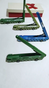 Bút bi mô phỏng xe tên lửa chiến đấu – đồ chơi học tập sáng tạo mới nhất 2025