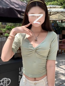 เสื้อยืดคอวีสีเขียวเข้มสำหรับผู้หญิงในฤดูร้อน เสื้อแขนสั้นผูกเอวเข้ารูป ทรงเข้ารูป สไตล์เกาหลี แขนห้าแฉก