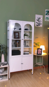 [จัดส่งพร้อมติดตั้งฟรี] KIOSKตู้โชว์ 4ชั้น พร้อม1ช่องบานเปิด ทรงสูงรุ่น Sleek พร้อมกระจกใสมุมโค้ง 3 ด้านขนาด 80*35*175 cms.