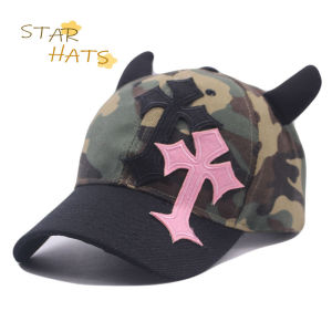 หมวกเบสบอลลายพรางเสื้อผ้าไขว้เขาวัวปีศาจน้อยสำหรับผู้หญิงหมวกทรงลิ้นเป็ดแบบมีเอกลักษณ์สำหรับผู้ชายอินเทรนด์