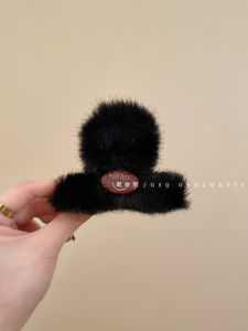 กิ๊บติดผมรูปหัวใจน่ารักขนาดกลางสำหรับผู้หญิง กิ๊บติดผมทรงครีบฉลามแบบมีขนสำหรับฤดูใบไม้ร่วงและฤดูหนาว ดีไซน์ใหม่ 2024