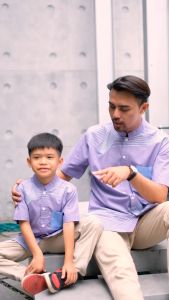 ATHAR Series by ALTHAFF Baju Koko Couple Ayah dan Anak Laki-Laki Bahan Katun Lengan Pendek Warna Ungu Lilac dan Hijau Emerald | Kemeja Muslim Pria Dewasa Terbaru 2023