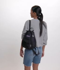 JanSport รูปแบบ Half Pint - กระเป๋าสะพายหลัง มีหลายสีให้เลือก 10.2 ลิตร สี Seasonal และราคาราคาที่สะท้อน กระเป๋าเป้แบบหน้าผู้หญิง และกระเป๋าสะพาย Backpack