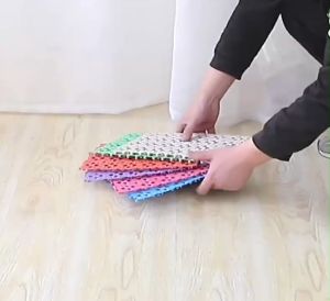 Tấm lót sàn chuồng Chó Mèo bằng nhựa PVC dẻo 20x30cm - nhiều màu sắc