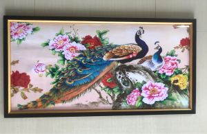 Hiasan Dinding Cetak Gambar Lukisan Sepasang Burung Merak dan Lukisan Bunga Plus Bingkai Uk:50cm x 100cm