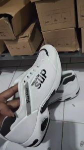 Sepatu Olahraga Pria Jogging Lari Empuk Sepatu Cowok Olahraga Dewasa Casual Keren Ringan Anti Slip