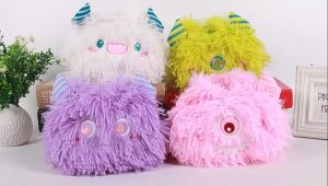 กระเป๋าใส่เงิน ใส่ของสำหรับเด็ก ลายการ์ตูน น่ารัก สายปรับได้ ขนาด 17 × 15 × 6 cm.