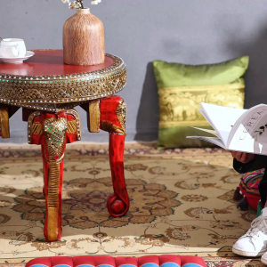 ห้องนั่งเล่นระเบียงคลับเฮ้าส์พื้นที่นันทนาการโต๊ะกาแฟกลมสร้างสรรค์ไม้เนื้อแข็งโต๊ะชาช้างทองข้างโต๊ะกาแฟไม้เนื้อแข็งหลายโต๊ะ