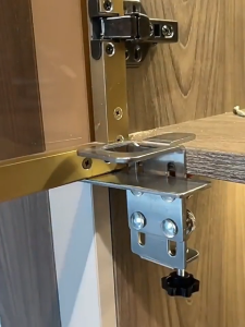 Dụng cụ hỗ trợ lắp đặt cánh cửa tủ treo và cánh cửa tủ đứng sàn có cữ điều chỉnh – bằng thép không gỉ