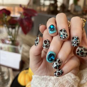 Hesasa Handmade Wearable Nail Tips Forest System Design Leopard Spot Peacock Blue Sapphire Rhinestone Finished Product