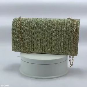 กระเป๋าสตรีสำหรับออกงานกลางวันเเละกลางคืนโดนเเสงระยับระยับมาพร้อมสายสะพายมี 5 สี ประเพชรเล็กๆ