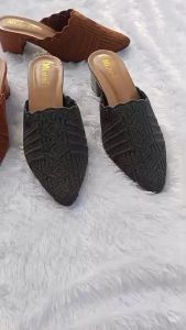 Sepatu Sandal Mules Wanita Rajut Elegan Hak 5cm Warna Coklat Tua