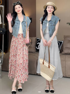 ชุดเดรสสั้นลายดอกไม้และแจ็คเก็ตยีนส์บางสำหรับผู้หญิงในฤดูร้อน 2025 ชุดแฟชั่นสองชิ้น แขนสั้น สไตล์หวานๆ