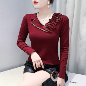 YIMEI เสื้อซับในสีแดงผ้าฝ้ายเข้ารูปใหม่พร้อมผ้าระบายขอบลูกปัดเล็บดอกไม้สามมิติเสื้อยืดคอวีฤดูใบไม้ร่วง/ฤดูหนาวแขนยาว2024ของผู้หญิง