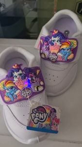 รองเท้านักเรียนสีขาว พละเด็ก ลายม้าโพนี่ รูปภาพสูง รูปแบบปังปอง รองเท้านักเรียนแชปปี้ เทปมีไฟ🔥 ปีล่าสุด พร้อมส่ง