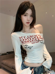 GUZILIAN | เสื้อยืดแขนยาวลายตัวอักษรเซ็กซี่สไตล์เกาหลีสำหรับผู้หญิง เสื้อเชิ้ตทรงเข้ารูป ทรงสลิมฟิต แฟชั่นฤดูใบไม้ร่วง